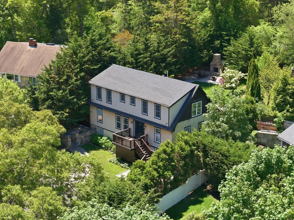 21 Davis Street Vineyard Haven MA 02568