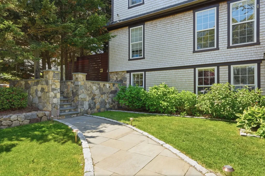 21 Davis Street Vineyard Haven MA 02568