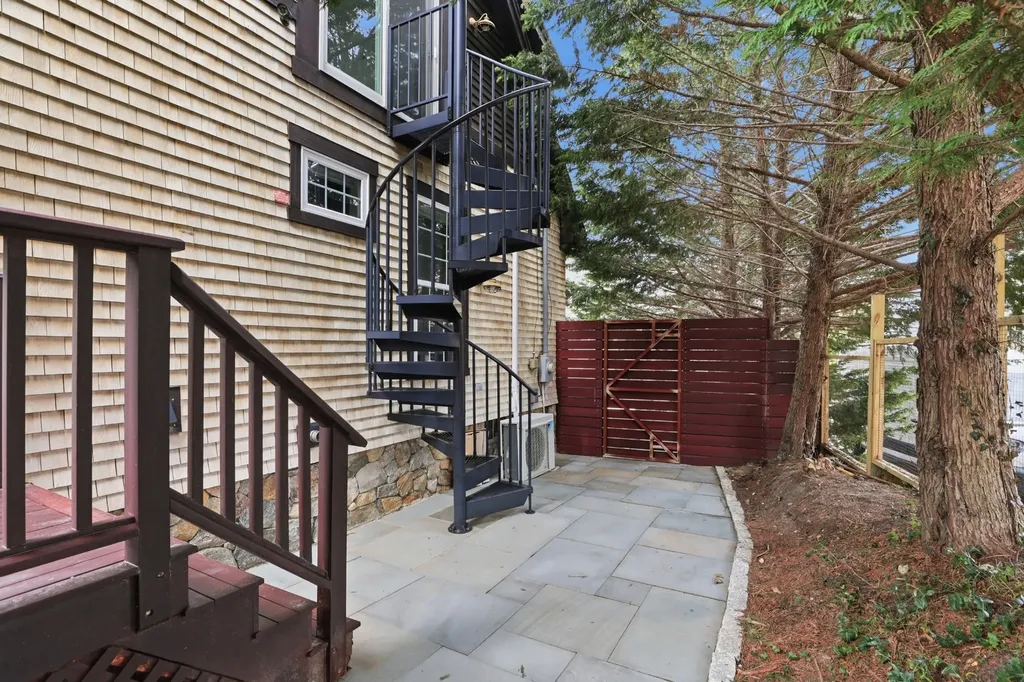 21 Davis Street Vineyard Haven MA 02568