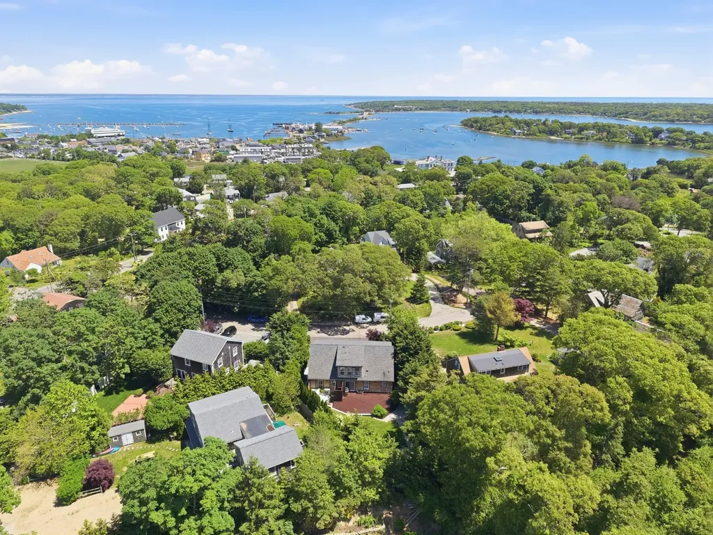 21 Davis Street Vineyard Haven MA 02568