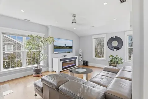 21 Davis Street Vineyard Haven MA 02568