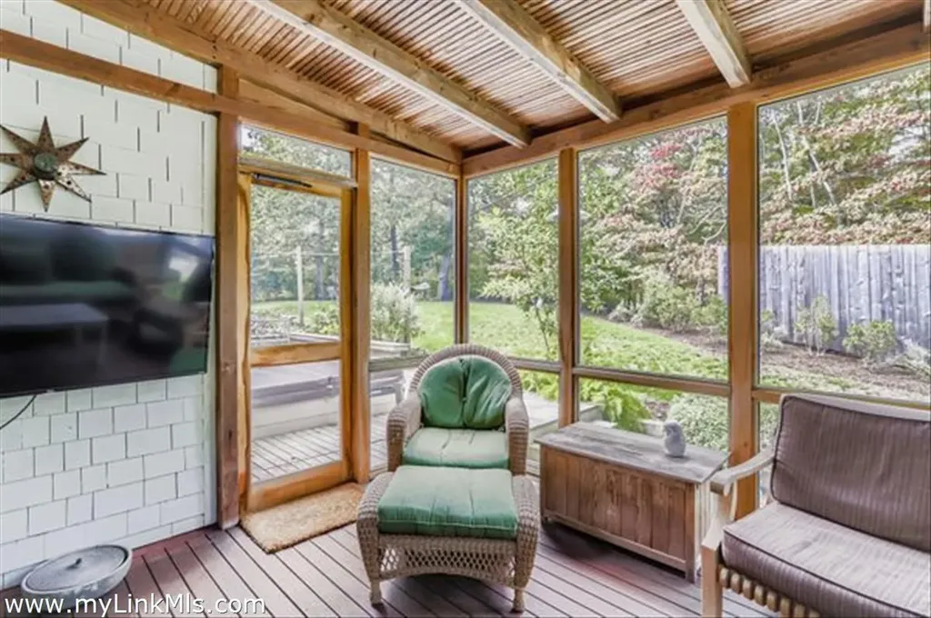 81 Leland Avenue Vineyard Haven MA 02568