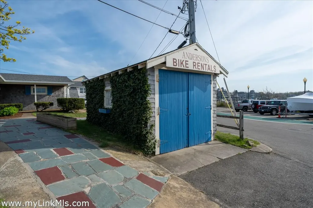 23 Circuit Avenue Extension Oak Bluffs MA 02557