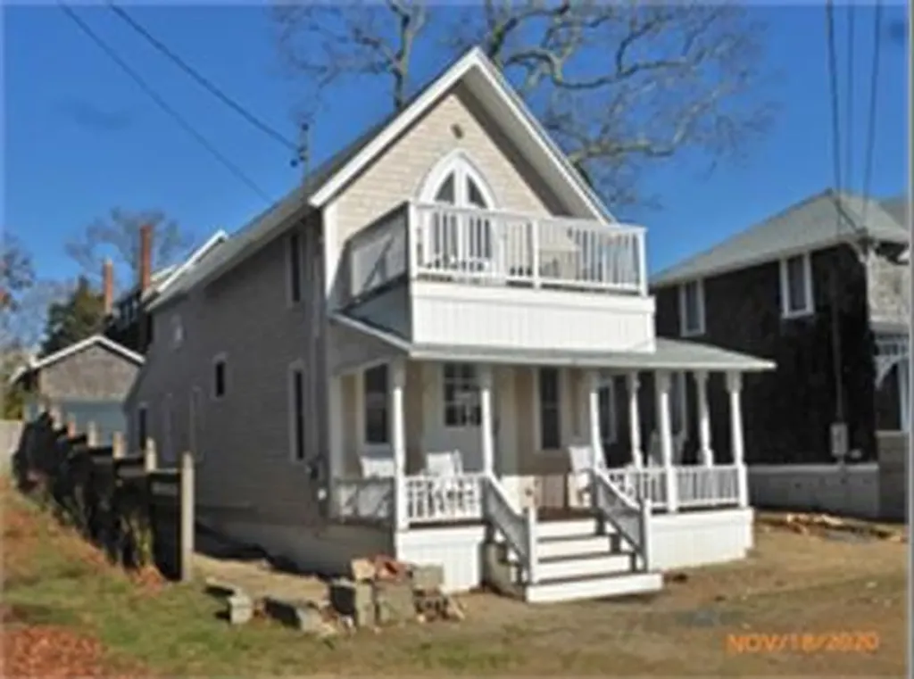 13 Wayland Avenue Oak Bluffs MA 02557