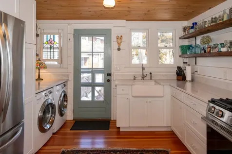 22 Montgomery Square Oak Bluffs MA 02557