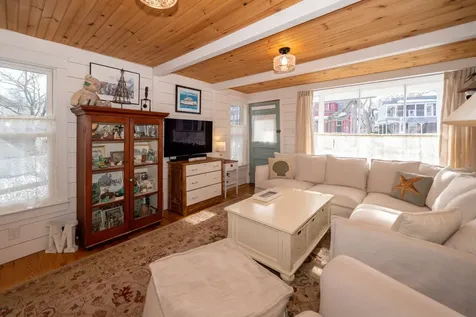 22 Montgomery Square Oak Bluffs MA 02557