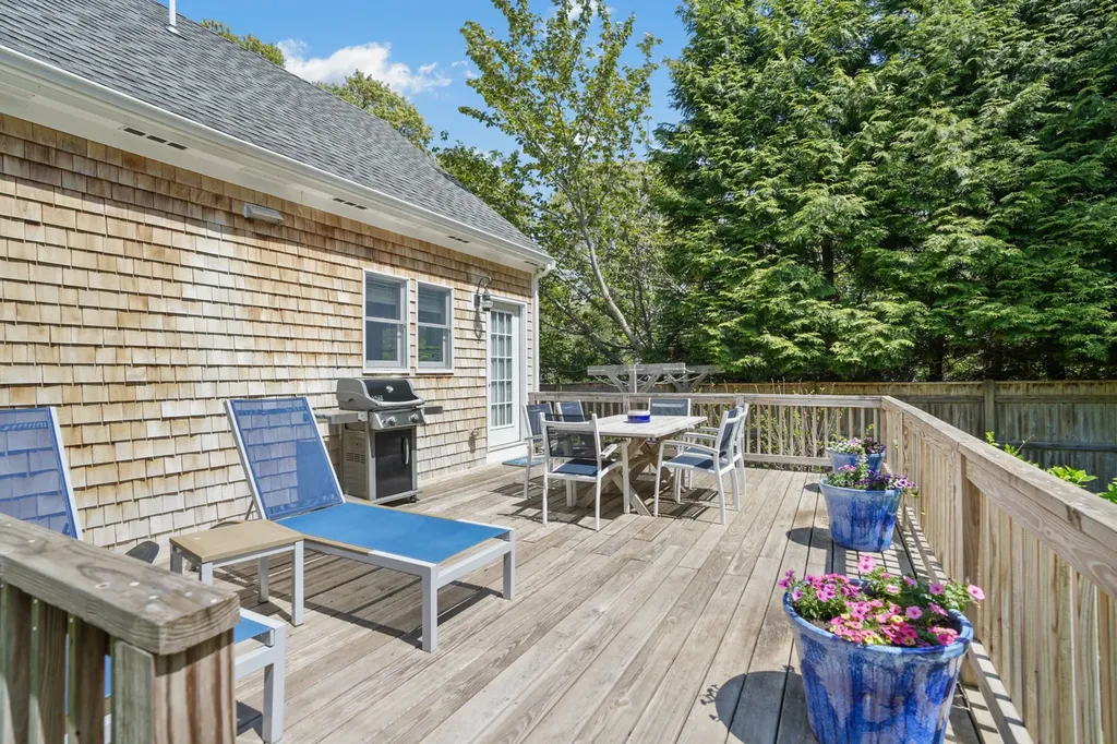 15 Twenty First Street North Edgartown MA 02539