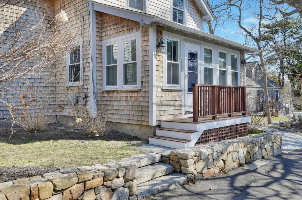 51 Summer Street Vineyard Haven MA 02568