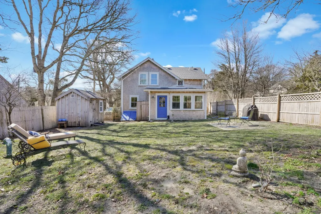 51 Summer Street Vineyard Haven MA 02568