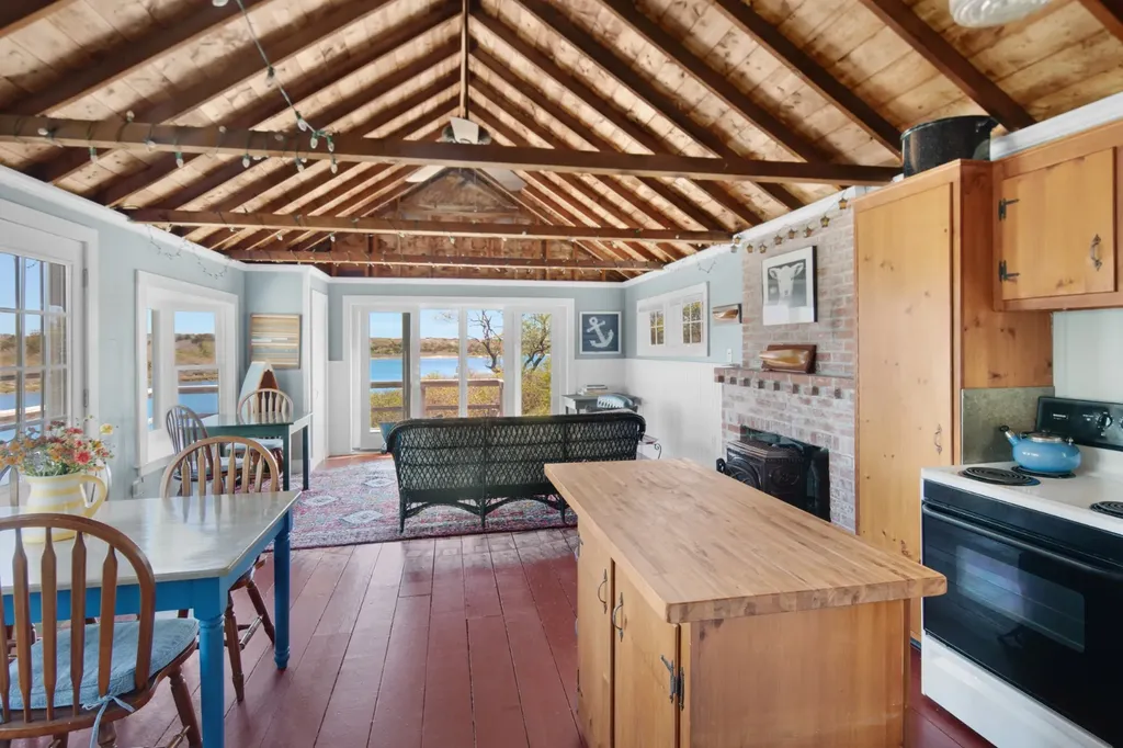 17 Chockers Lane Chilmark MA 02535