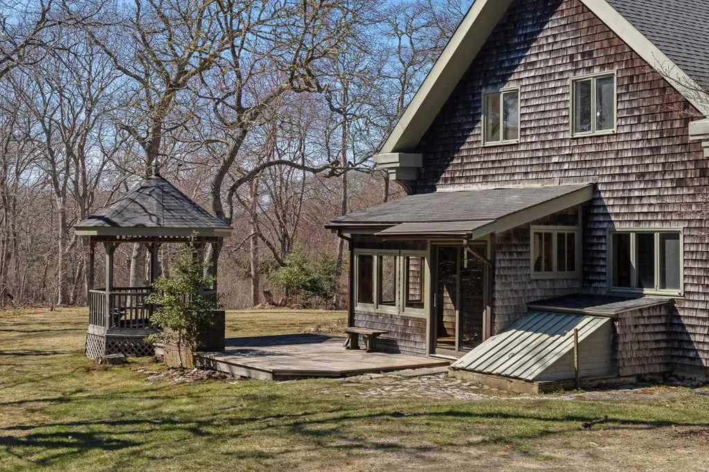 24 Beetle Swamp Road Edgartown MA 02539