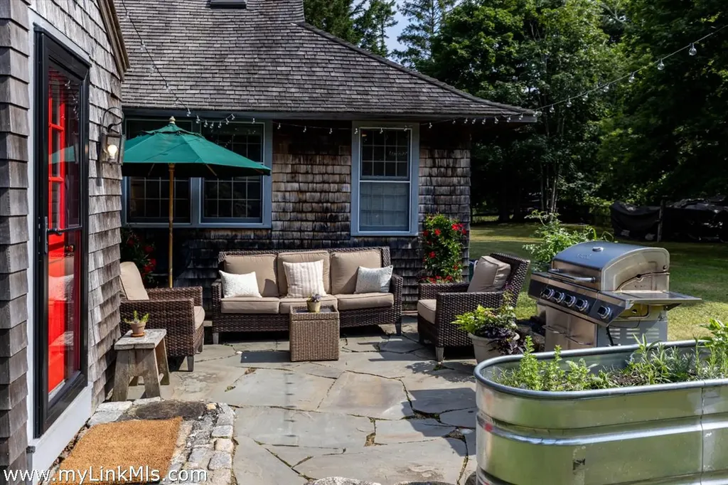 10 Danls Way West Tisbury MA 02575