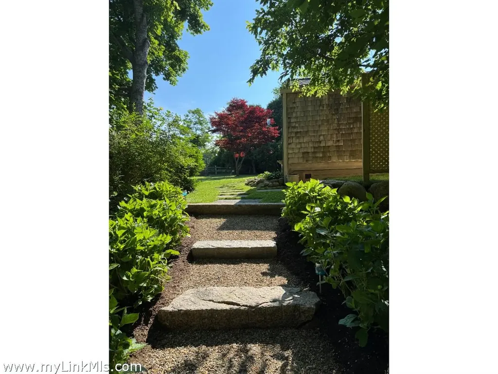 10 Danls Way West Tisbury MA 02575