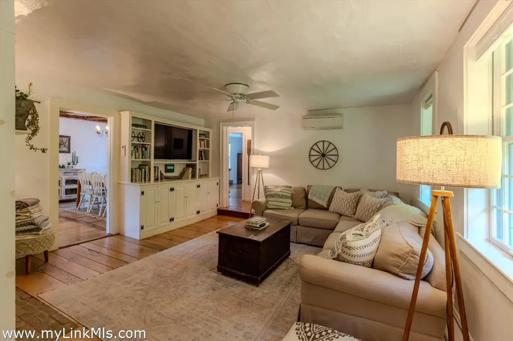 10 Danls Way West Tisbury MA 02575