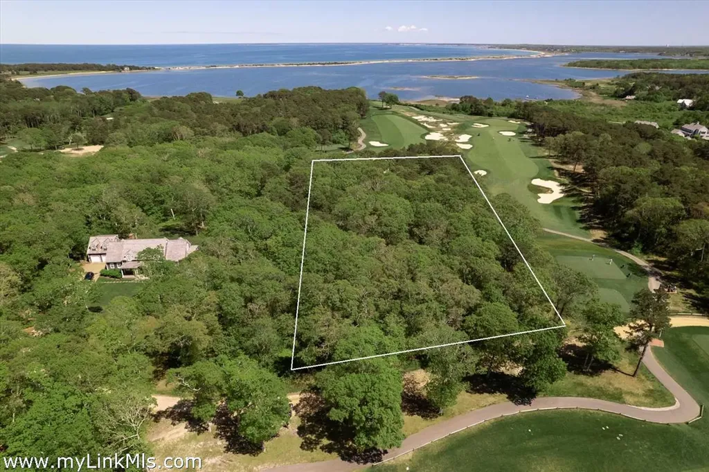 7 Overview Lane Oak Bluffs MA 02557