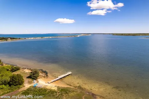 7 Overview Lane Oak Bluffs MA 02557