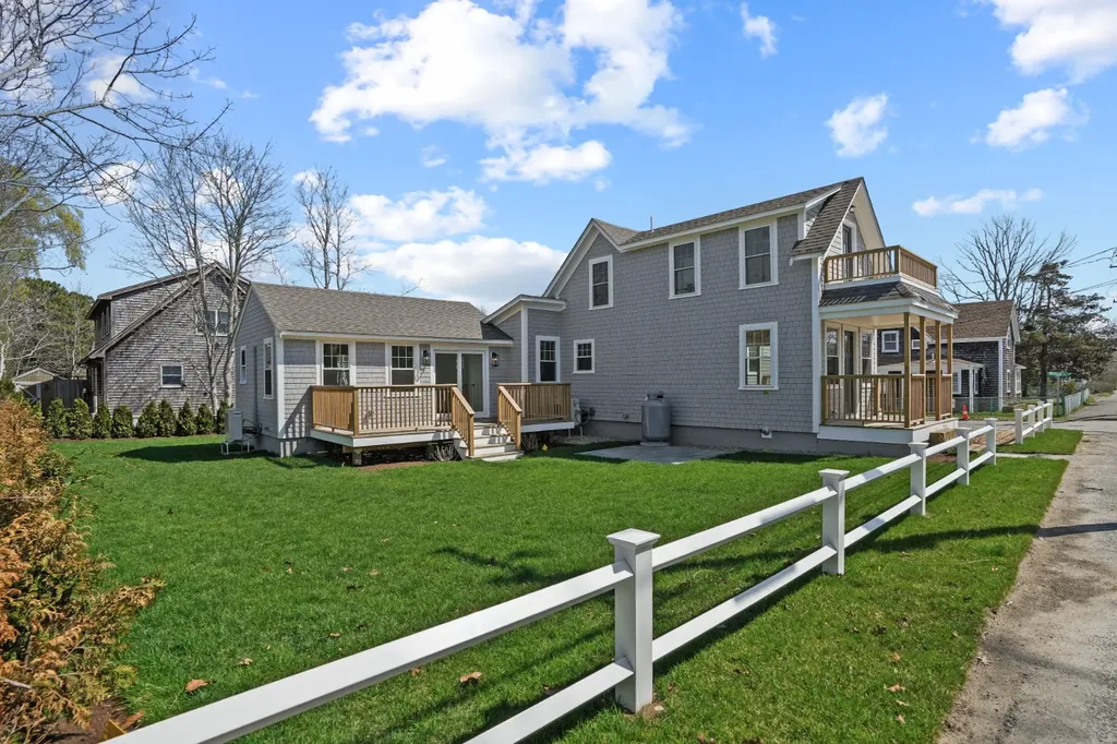 33 Vineyard Avenue Oak Bluffs MA 02557