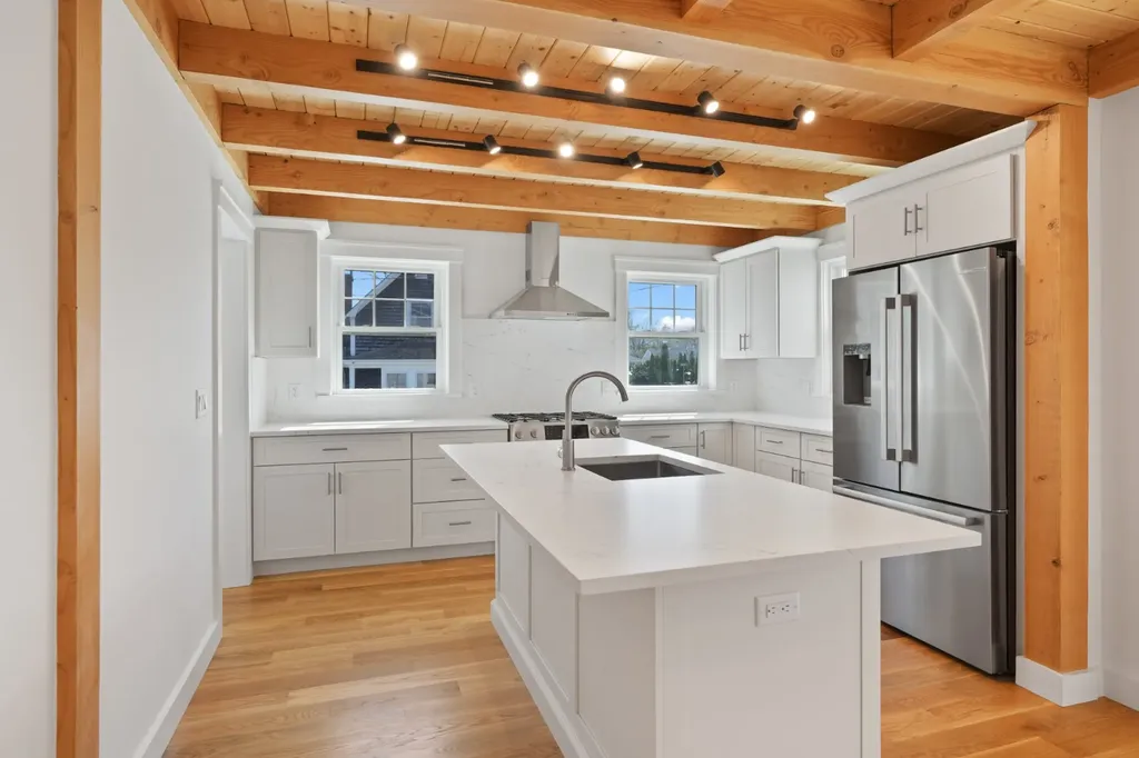 33 Vineyard Avenue Oak Bluffs MA 02557