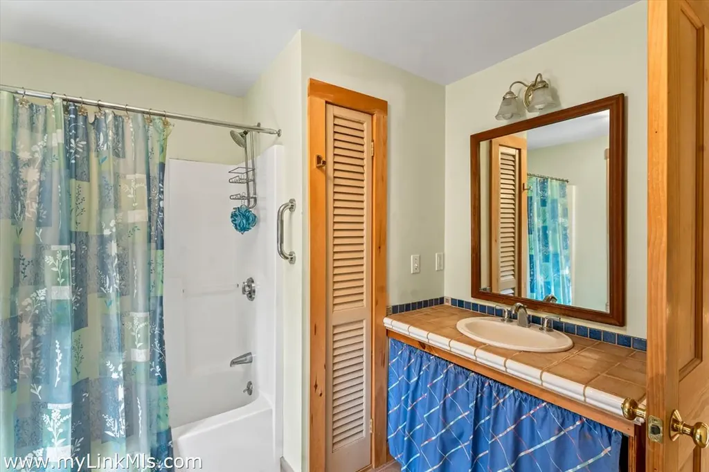12 Wheelhouse Way Oak Bluffs MA 02557