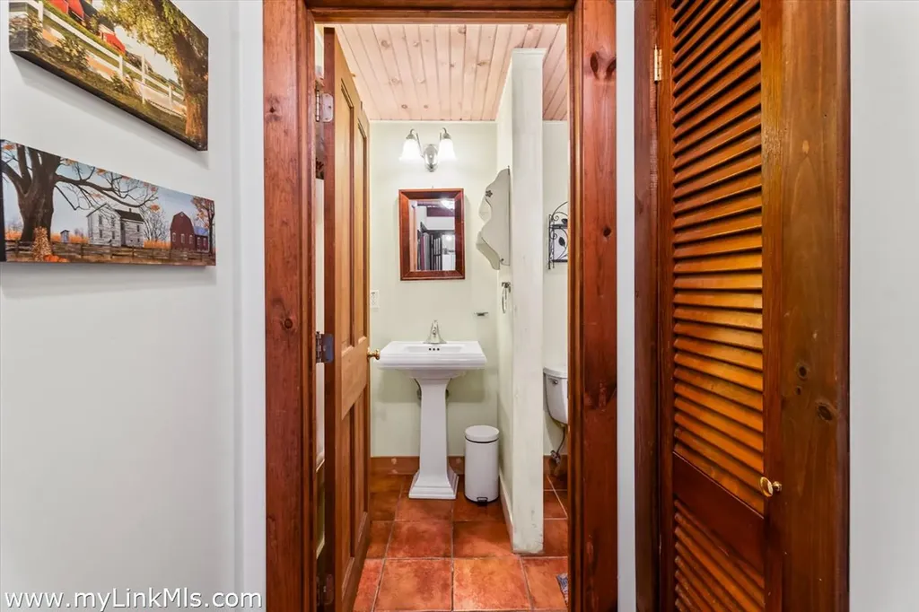 12 Wheelhouse Way Oak Bluffs MA 02557