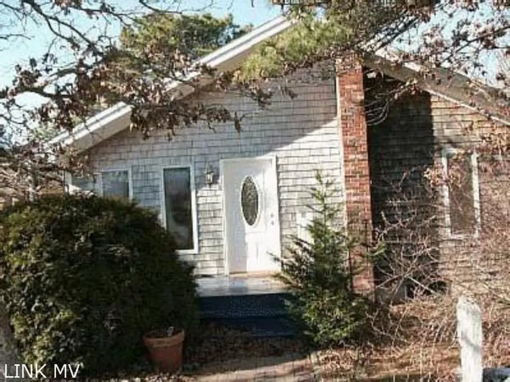 25 Otis Bassett Road West Tisbury MA 02575