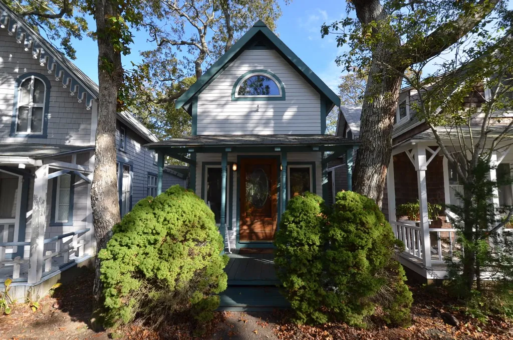 8 Rural Circle Oak Bluffs MA 02557