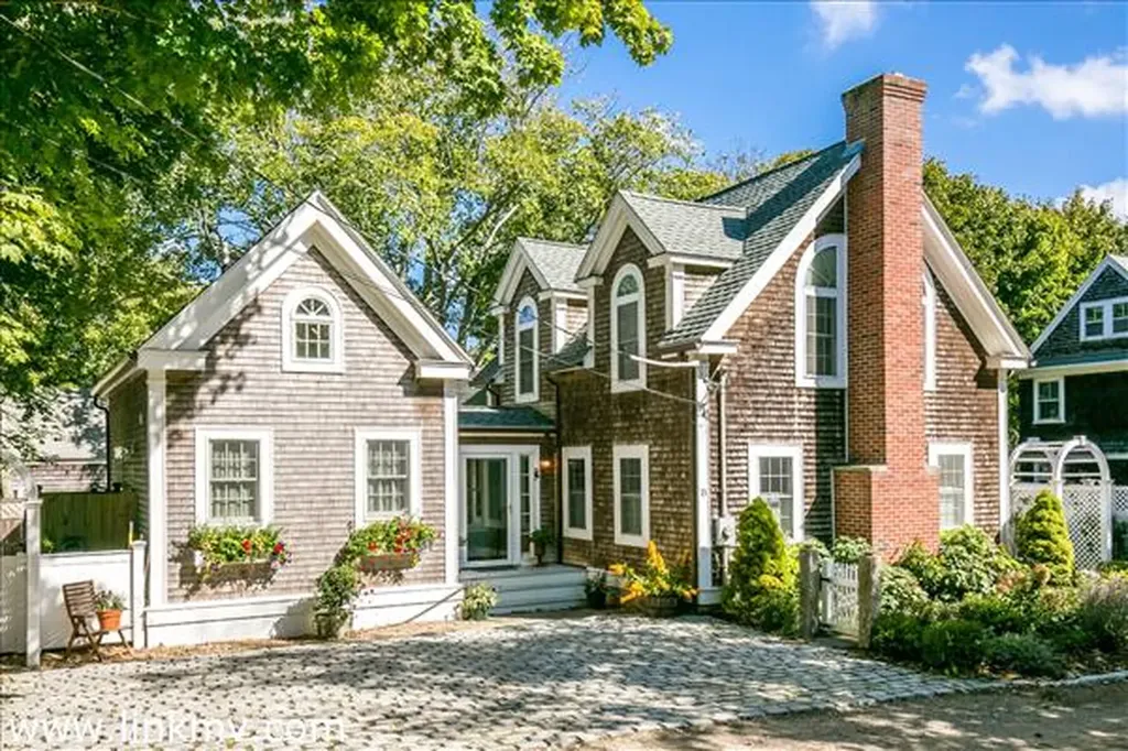 13 Reynolds Lane Vineyard Haven MA 02568