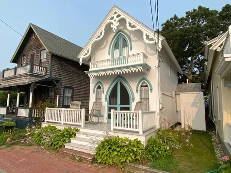 16 Siloam Avenue Oak Bluffs MA 02557