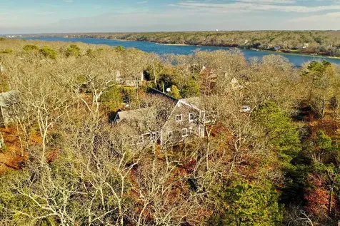 26 Cronig Avenue Vineyard Haven MA 02568
