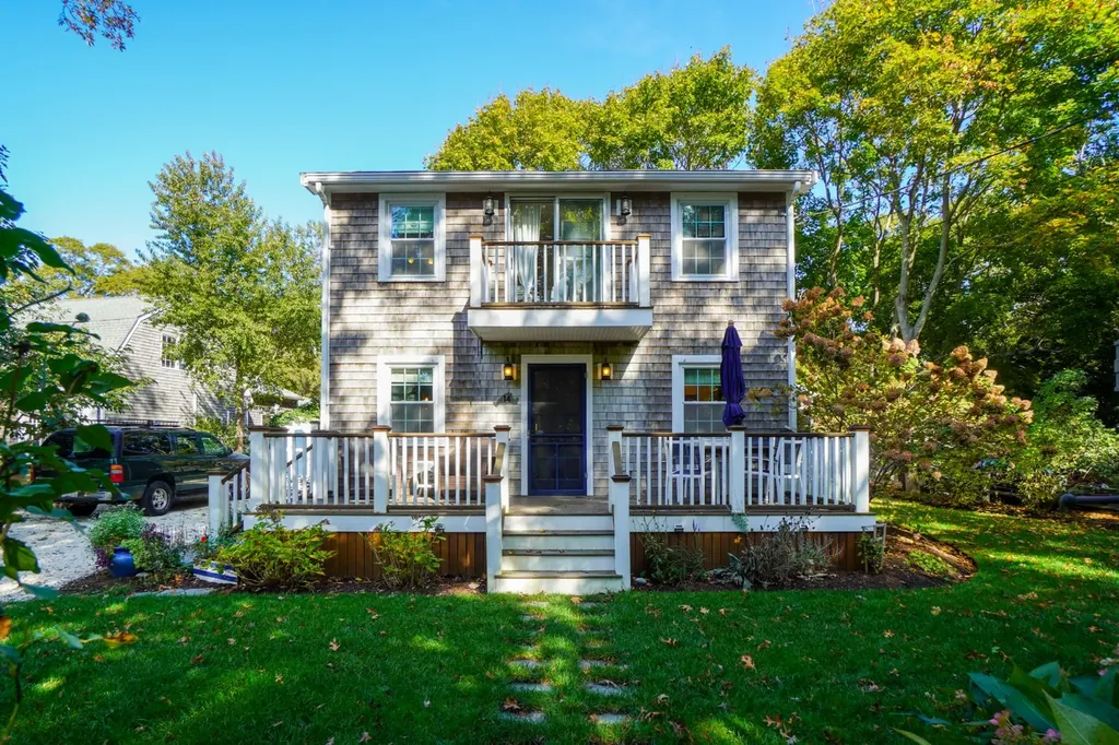 14 Huntington Avenue Oak Bluffs MA 02557