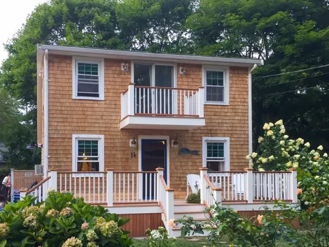 14 Huntington Avenue Oak Bluffs MA 02557