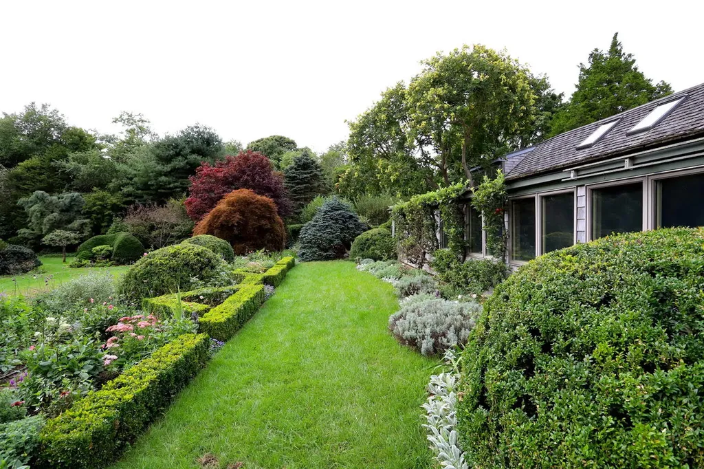 42 Looks Pond Way West Tisbury MA 02575