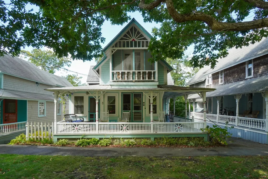 8 Trinity Park Oak Bluffs MA 02557