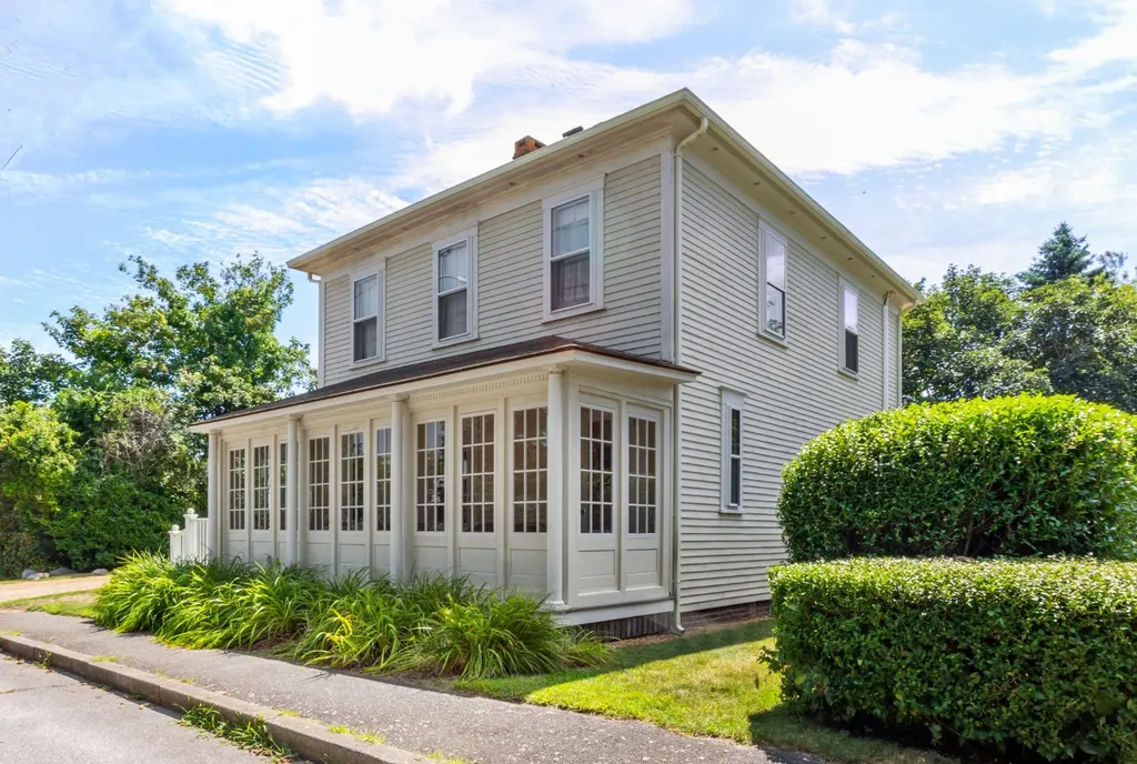 18 School Street Oak Bluffs MA 02557