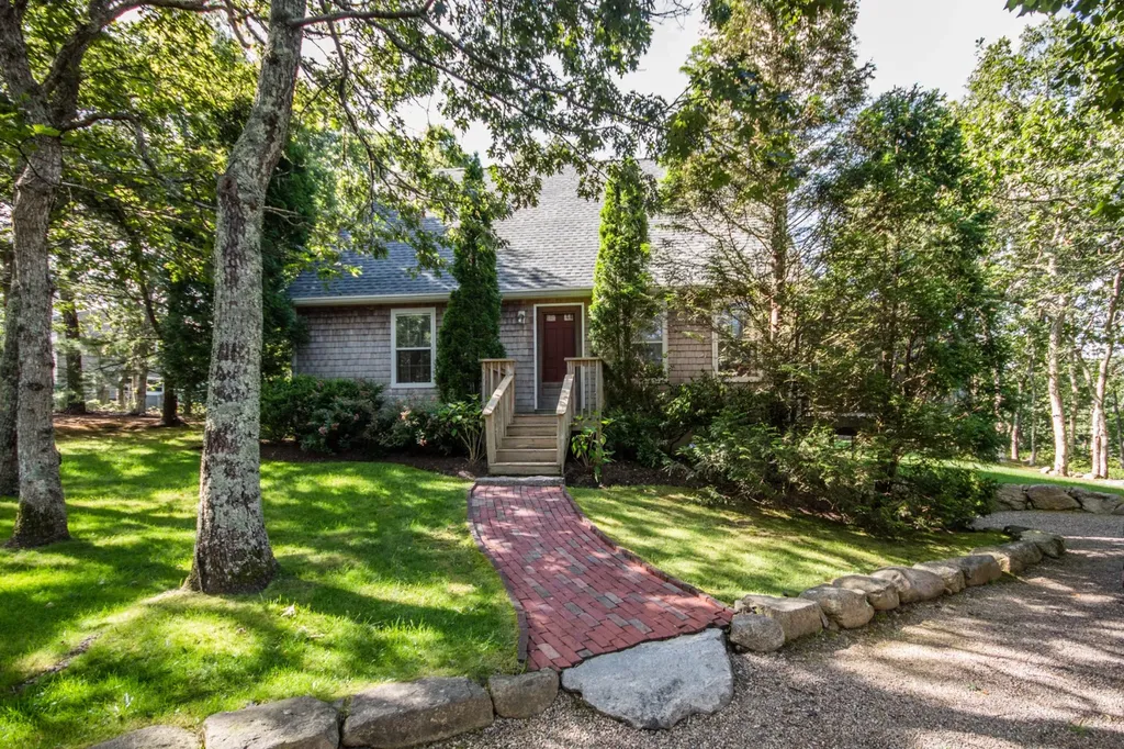 19 Robins Nest Road Edgartown MA 02539