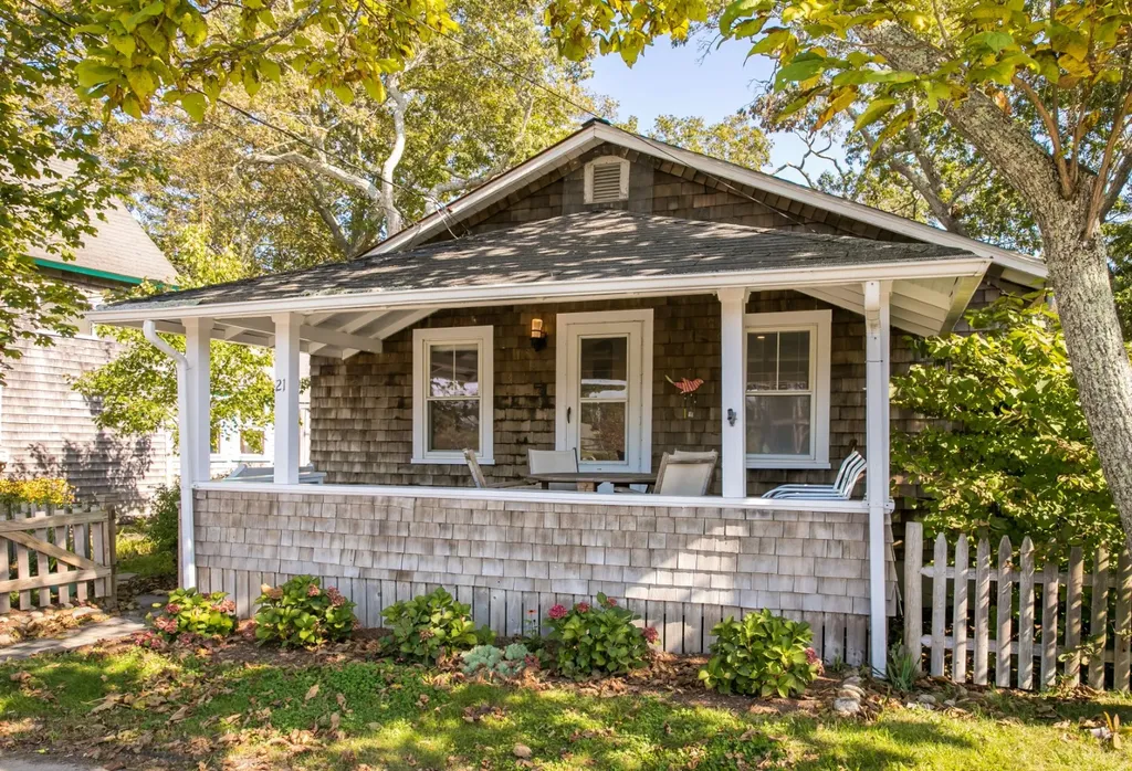 21 Siloam Avenue Oak Bluffs MA 02557