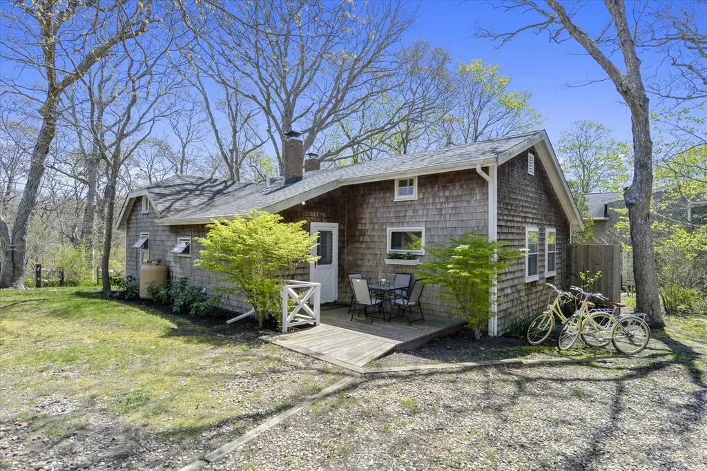 14 Rose Avenue Oak Bluffs MA 02557