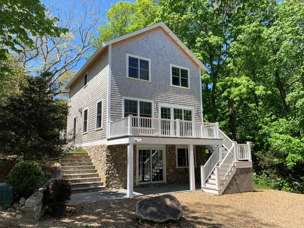 82 Skiff Avenue Vineyard Haven MA 02568