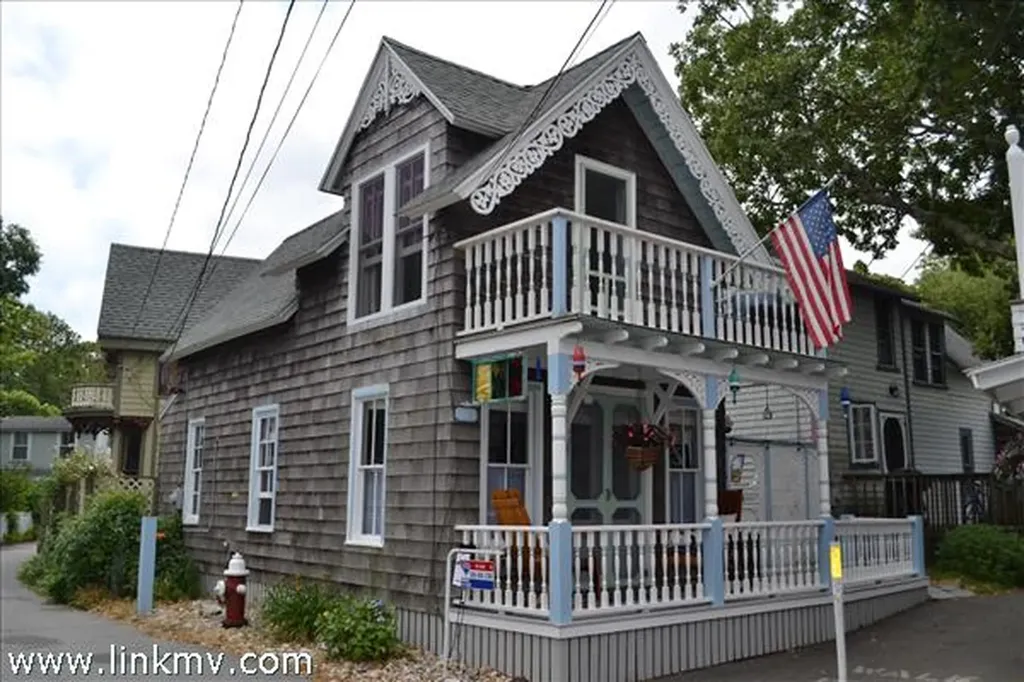1 Hebron Avenue Oak Bluffs MA 02557