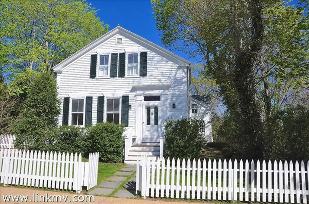 26 William Street Vineyard Haven MA 02568
