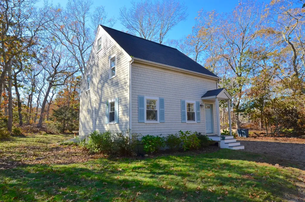 35 Manchester Avenue Oak Bluffs MA 02557