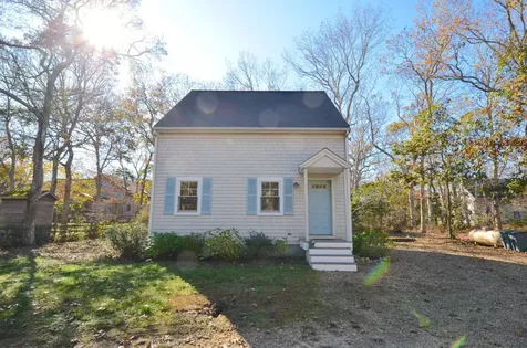 35 Manchester Avenue Oak Bluffs MA 02557