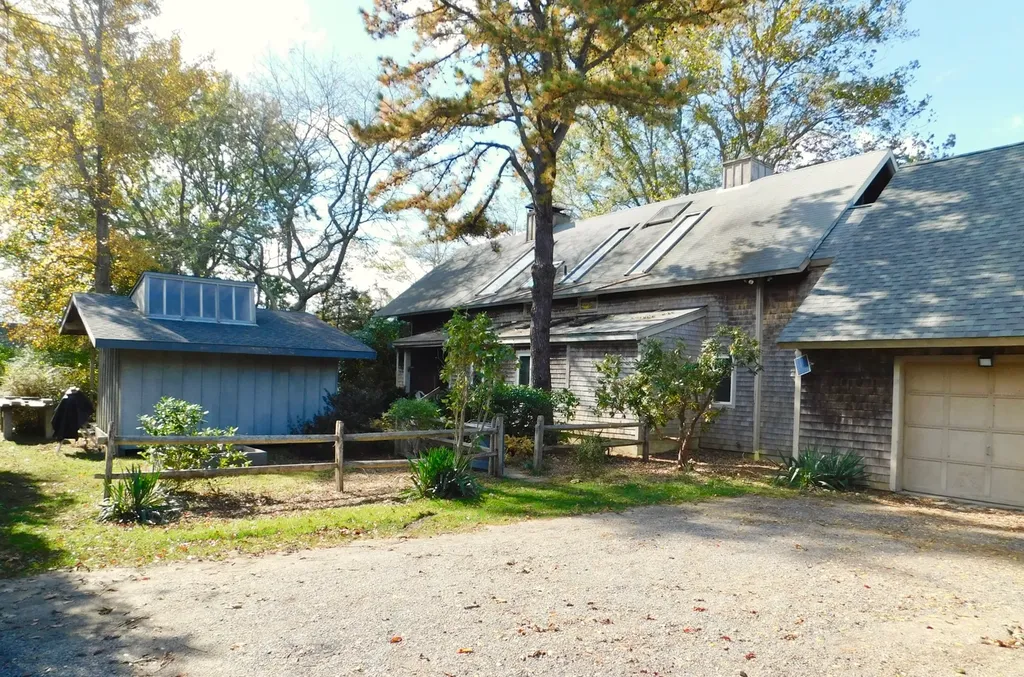 21 Looks Pond Way West Tisbury MA 02575