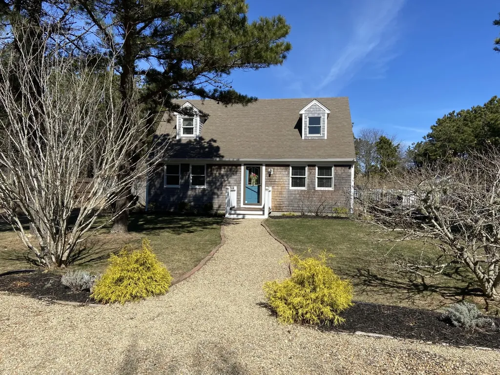 5 Seths Path Oak Bluffs MA 02557