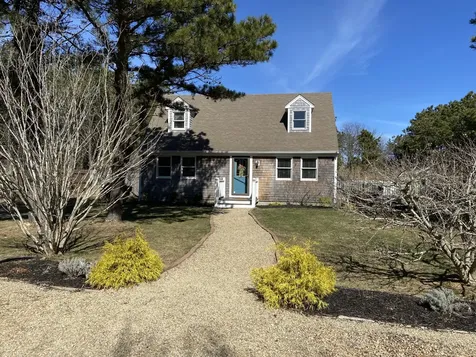 5 Seths Path Oak Bluffs MA 02557