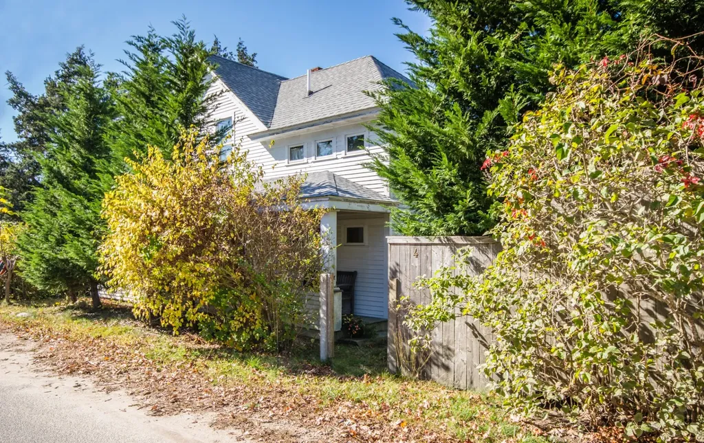 4 Munroe Avenue Oak Bluffs MA 02557
