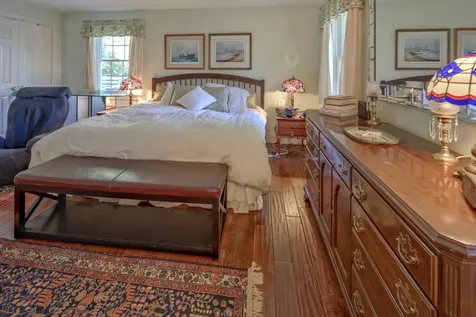 16 Clay Avenue Oak Bluffs MA 02557-1442