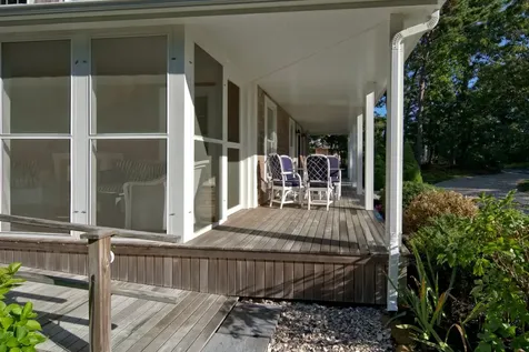 16 Clay Avenue Oak Bluffs MA 02557-1442