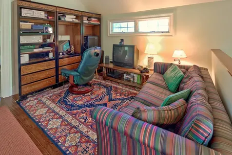 16 Clay Avenue Oak Bluffs MA 02557-1442