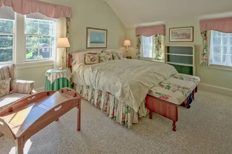 16 Clay Avenue Oak Bluffs MA 02557-1442